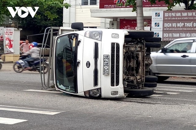 Xe tải lật nhỏ giữa đường sau vụ tai nạn.