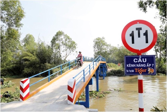 Cây cầu làm từ vật liệu tái chế đã giúp giao thông của người dân được thuận lợi, dễ dàng hơn.