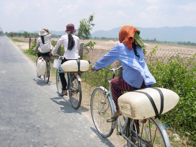 Người dân tại An Giang đạp xe đi mua nước để sinh hoạt (Ảnh: Lê Toàn).