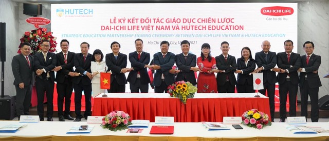 Ban lãnh đạo Dai-ichi Life Việt Nam và Hutech Education cùng chụp hình lưu niệm tại buổi Lễ ký kết.