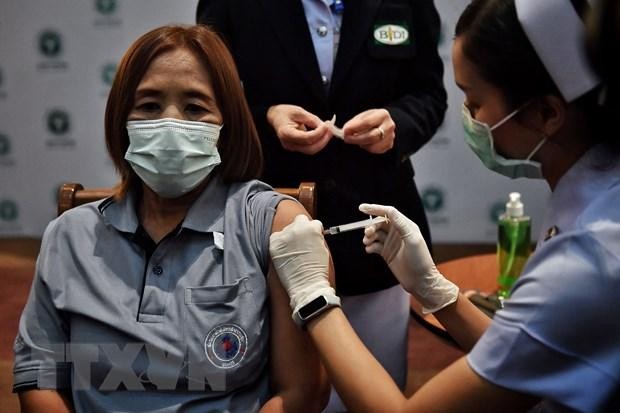 Nhân viên y tế tiêm chủng vaccine Sinovac tại Bangkok, Thái Lan, ngày 28/2/2021. (Ảnh: AFP/TTXVN).