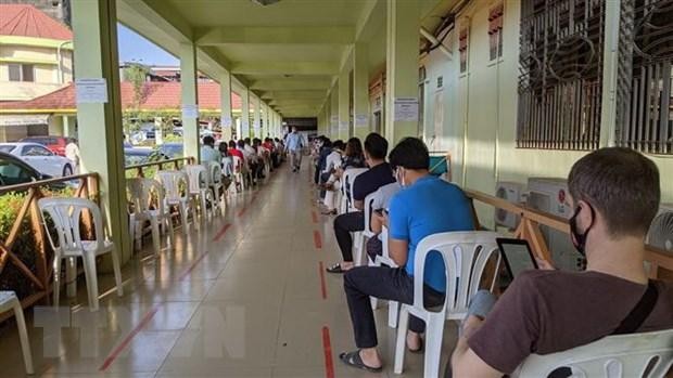 Người dân Campuchia và người nước ngoài chuẩn bị tiêm vaccine ngừa COVID-19 tại Bệnh viện Nhi quốc gia Campuchia. (Ảnh: Nguyễn Vũ Hùng/TTXVN). Người dân Campuchia và người nước ngoài chuẩn bị tiêm vaccine ngừa COVID-19 tại Bệnh viện Nhi quốc gia Campuchia. (Ảnh: Nguyễn Vũ Hùng/TTXVN).