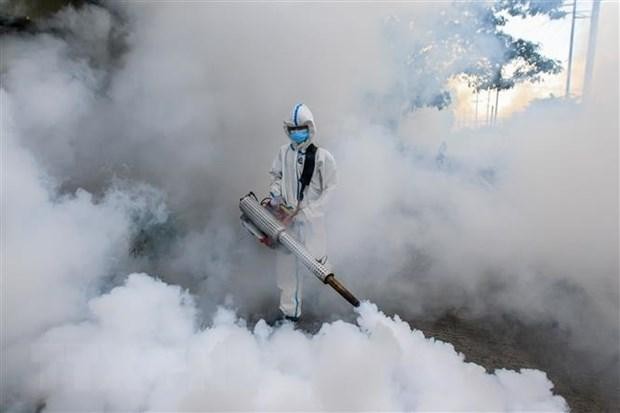 Phun thuốc khử trùng nhằm ngăn chặn sự lây lan của dịch COVID-19 tại Manila, Philippines ngày 17/3/2021. (Nguồn: THX/TTXVN).