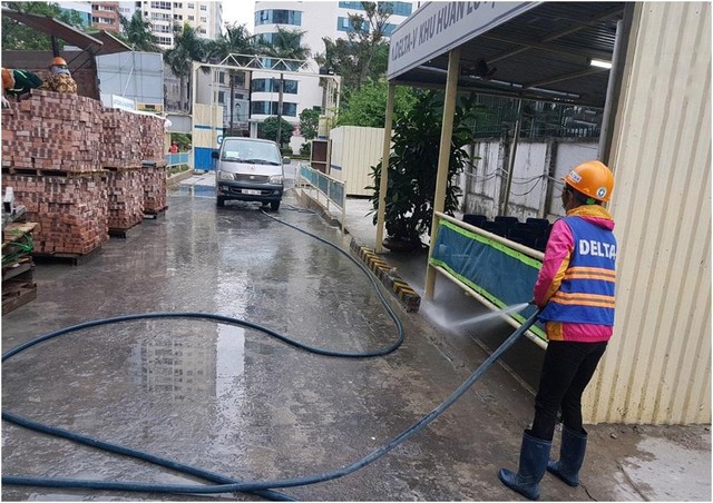 Phun rửa xe ra vào khu vực công trường. Phun rửa xe ra vào khu vực công trường.