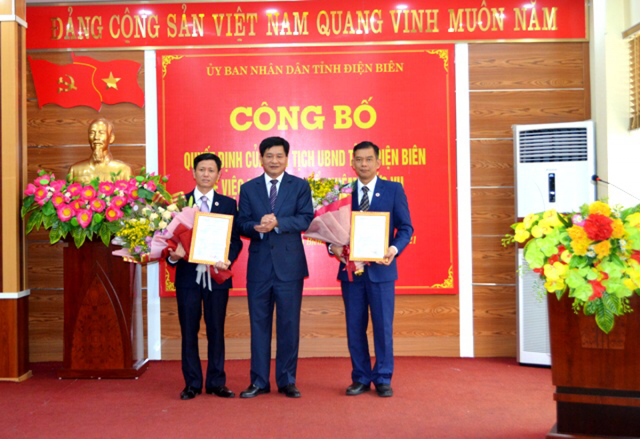 Trao Quyết định bổ nhiệm 2 Phó Giám đốc Sở Tài chính đối với các ông Lường Tuấn Anh (ngoài cùng bên phải) và ông Thái Đình Hưng.