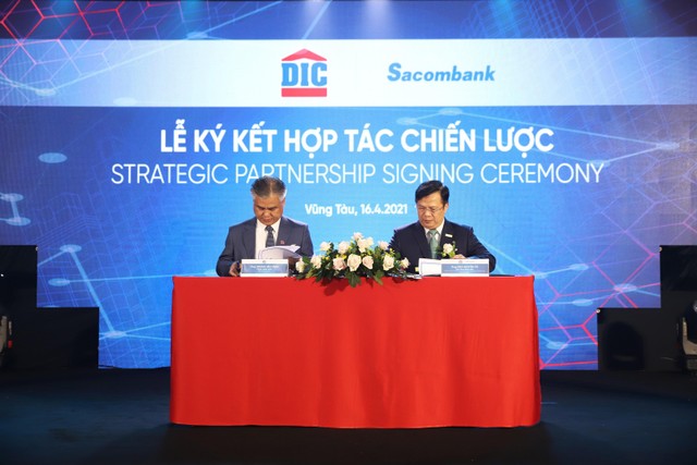 Ông Hoàng Văn Tăng – Tổng giám đốc Tập đoàn DIC (bên trái) và ông Đào Nguyên Vũ – Phó tổng giám đốc Sacombank (bên phải) ký thỏa thuận hợp tác chiến lược.