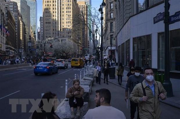 Người dân di chuyển trên đường phố tại New York, Mỹ, ngày 6/4/2021. (Nguồn: AFP/TTXVN). Người dân di chuyển trên đường phố tại New York, Mỹ, ngày 6/4/2021. (Nguồn: AFP/TTXVN).