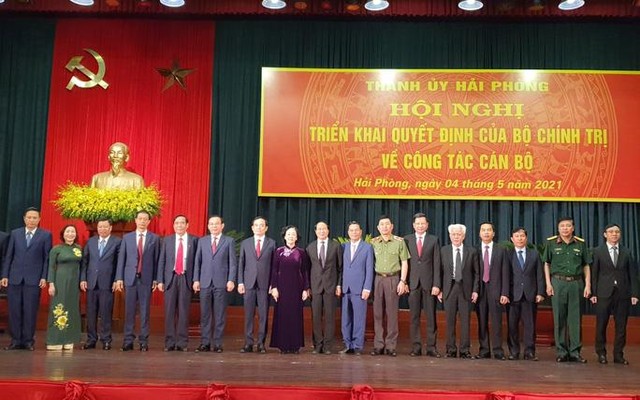 Các đồng chí Trương Thị Mai, Nguyễn Văn Nên, Lê Văn Thành, Trần Lưu Quang cùng tập thể Ban Thường vụ Thành ủy Hải Phòng.