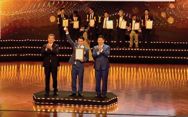 Ông Đàm Hồng Tiến - Giám đốc Khối Bán lẻ đại diện VietinBank vinh dự nhận Giải thưởng Sao Khuê năm 2021 với Ứng dụng Ngân hàng số VietinBank iPay Mobile.