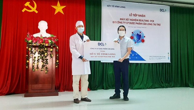 Lãnh đạo Công ty cổ phần Dược phẩm Cửu Long trao tặng hệ thống máy xét nghiệm Realtime-PCR cho Trung tâm Y tế TP. Vĩnh Long.