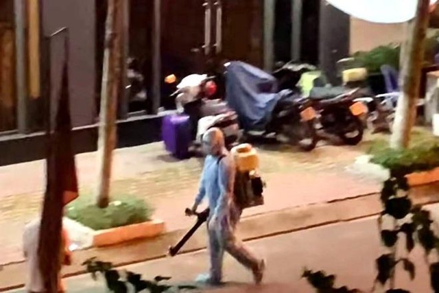 Nhân viên y tế khử trùng ngay trong đêm những nơi ca mắc Covid-19 từng đến.