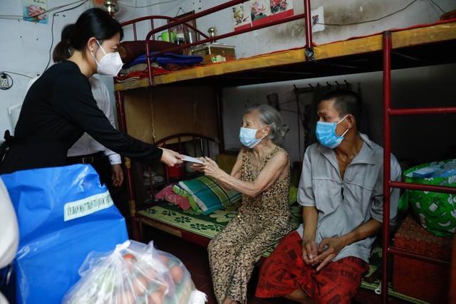 Những phần hỗ trợ đầu tiên của “Giữ Tổ ấm giữa đại dịch” đã tới tay người lao động quận 5, TP.HCM.