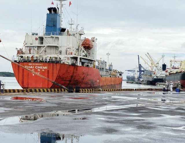 DPM nhập nguyên liệu acid để sản xuất NPK Phú Mỹ.