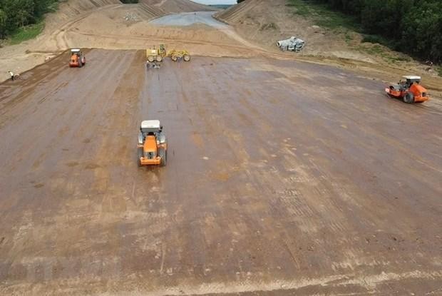 Các nhà thầu đã rất nỗ lực đảm bảo nhân công, nguyên vật liệu để thi công dự án cao tốc Bắc-Nam giữa ảnh hưởng của dịch COVID-19. (Ảnh: Công Phong/TTXVN).