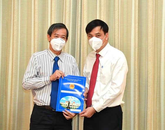 Phó Chủ tịch UBND TPHCM trao quyết định bổ nhiệm TS.BS Nguyễn Văn Vĩnh Châu giữ chức vụ Phó Giám đốc Sở Y tế TPHCM.