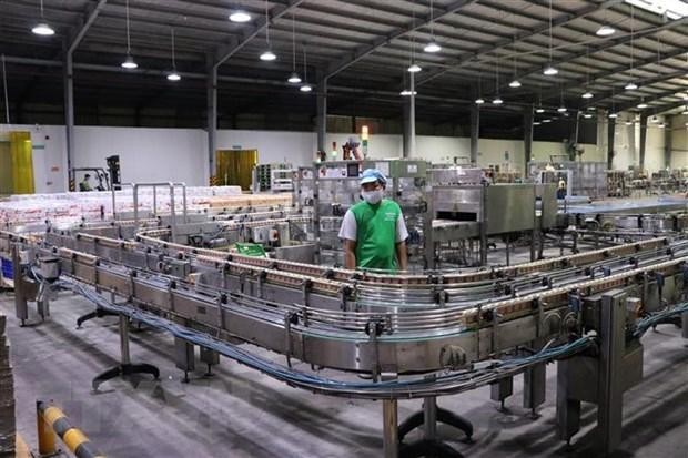 Hoạt động sản xuất tại Công ty Cổ phần thực phẩm dinh dưỡng Nutifood Bình Dương. (Ảnh: TTXVN).