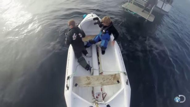 Nhiều người đã cảnh báo sẽ rất nguy hiểm nếu chiếc cano bị đẩy ra xa khỏi tàu chính.