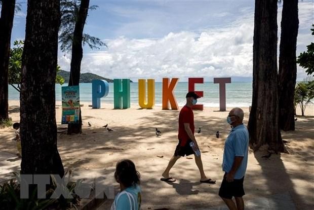 khách dạo chơi trên bãi biển ở Phuket, Thái Lan, ngày 14/8/2021. (Ảnh: AFP/TTXVN).