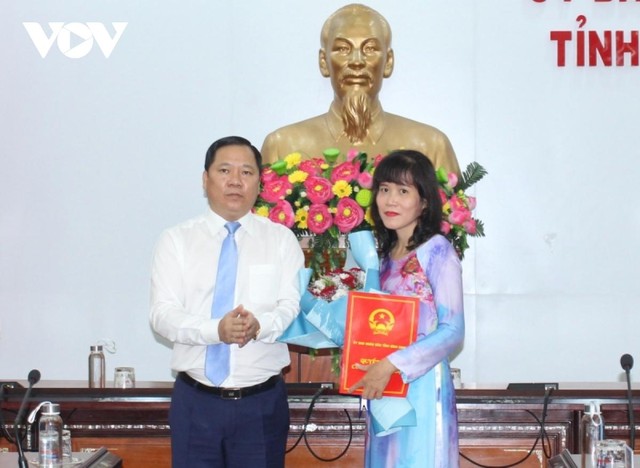 Ông Nguyễn Phi Long, Chủ tịch UBND tỉnh Bình Định trao Quyết định bổ nhiệm bà Nguyễn Thị Kim Chung giữ chức vụ Phó Giám đốc Sở Du lịch.