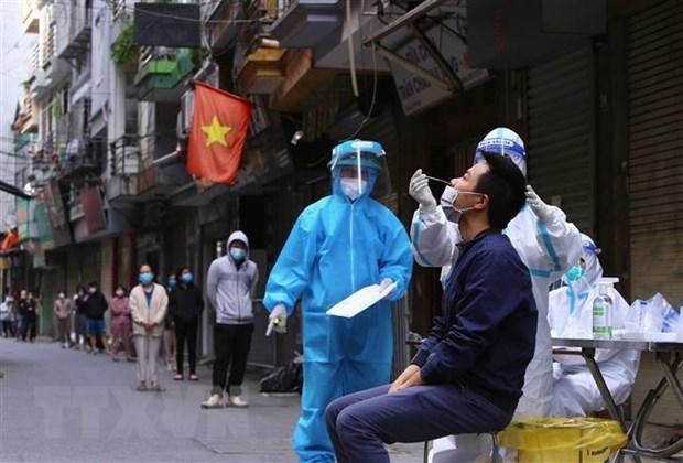 Lực lượng y tế tổ chức lấy mẫu xét nghiệm cho người dân phố Phú Đô, một trong 6 khu vực đang bị phong tỏa. (Ảnh: Hoàng Hiếu/TTXVN).