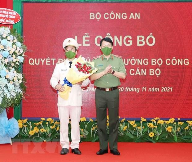Trung tướng Lương Tam Quang, Thứ trưởng Bộ Công an tặng hoa chúc mừng Đại tá Nguyễn Minh Ngọc về Bộ nhận nhiệm vụ mới. (Ảnh: TTXVN phát).