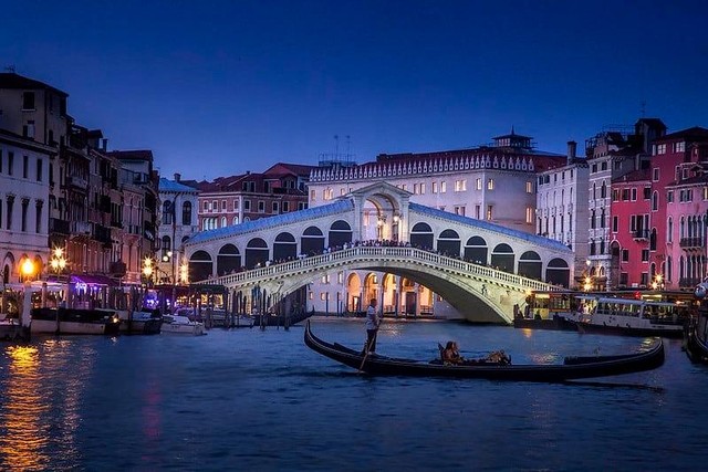 Một góc Venice về đêm.