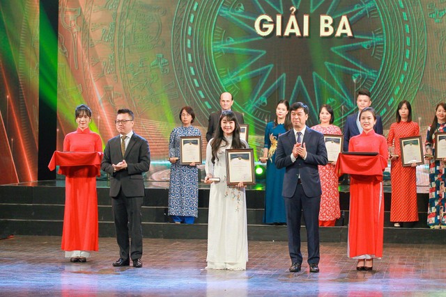 Ban Tổ chức trao Giải Ba cho Tác phẩm “Hành trình 15 ngày khám phá Việt Nam bằng ngũ quan” của tác giả Hồ Hạ (Phùng Thị Hồng Hạnh), Báo Đầu tư. (Ảnh: Chí Cường).