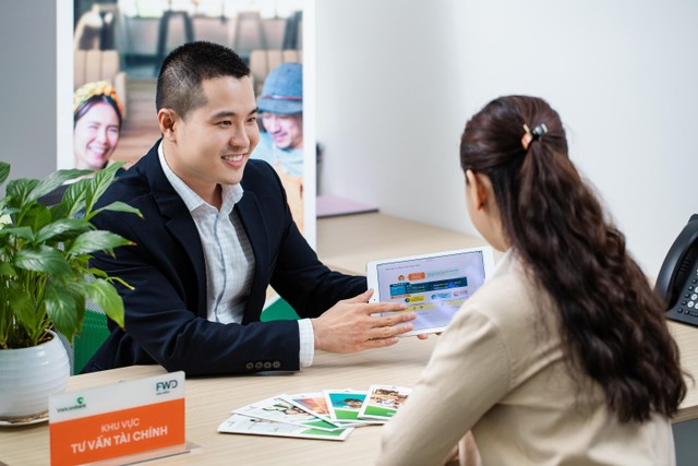 Tư vấn khách hàng về sản phẩm bảo hiểm FWD.