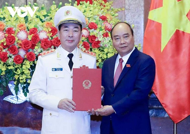 Chủ tịch nước Nguyễn Xuân Phúc trao quyết định thăng cấp bậc Thượng tướng cho Thứ trưởng Bộ Công an Trần Quốc Tỏ.
