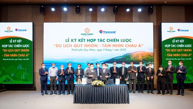 Ông Nguyễn Đình Trung – Chủ tịch Tập đoàn Hưng Thịnh (bên trái) và ông Nguyễn Quốc Kỳ - Chủ tịch HĐQT Vietravel (bên phải) ký kết hợp tác chiến lược toàn diện giữa Tập đoàn Hưng Thịnh và Công ty Vietravel.