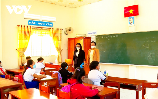 Mấy ngày qua, Bà Nguyễn Thị Quyên Thanh (đứng bên phải) Phó chủ tịch UBND tỉnh thường xuyên đi kiểm tra công tác phòng chống dịch bệnh tại các trường học.