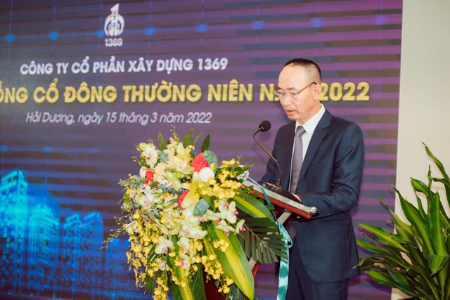 Ông Lê Minh Tân - chủ tịch HĐQT điều hành cuộc họp.