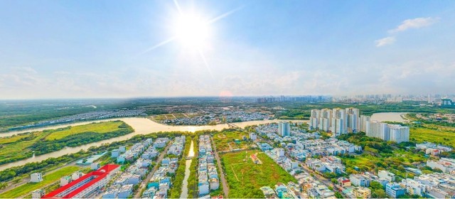 View nhìn tuyệt đẹp của Viva Plaza về hướng sông Rạch Đĩa và siêu đô thị Zeitgeist đang xây dựng.