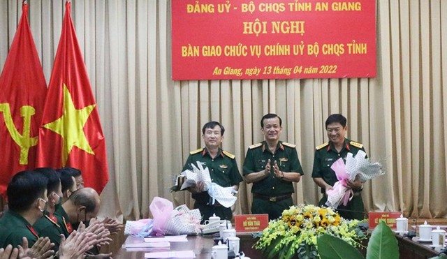 Lãnh đạo Quân khu 9 chúc mừng các cán bộ được điều động, bổ nhiệm giữ chức vụ mới.