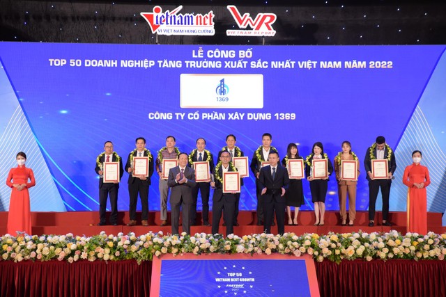 Ông Lê Tuấn Nghĩa – đại diện Công ty CPXD 1369 nhận giải thưởng Top 50 DN tăng trưởng xuất sắc nhất Việt Nam năm 2022