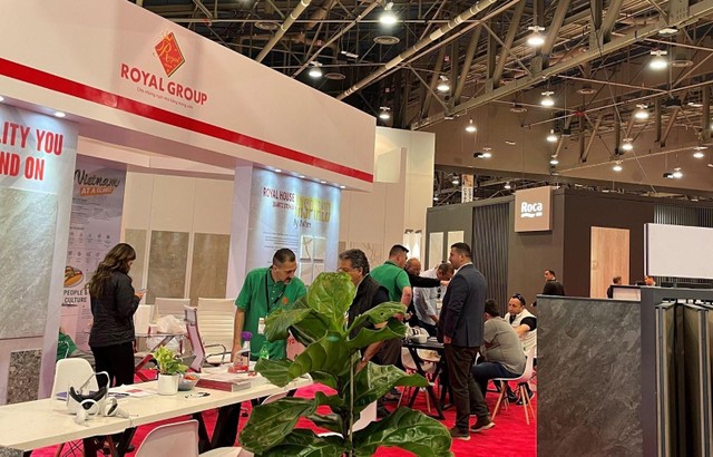 Tập đoàn Hoàng Gia tiếp đón khách hàng với nhiều năm kinh nghiệm tại các kỳ hội chợ trước. Tập đoàn Hoàng Gia tiếp đón khách hàng với nhiều năm kinh nghiệm tại các kỳ hội chợ trước.