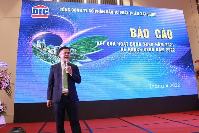 Ông Hoàng Văn Tăng, Tổng giám đốc Tập đoàn DIC báo cáo kết quả sản xuất kinh doanh năm 2021 và kế hoạch sản xuất kinh doanh năm 2022.
