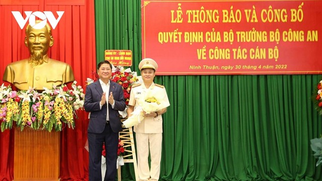 Ông Trần Quốc Nam, Chủ tịch UBND tỉnh Ninh Thuận tặng hoa chúc mừng tân giám đốc Công an tỉnh (Ảnh: CA).