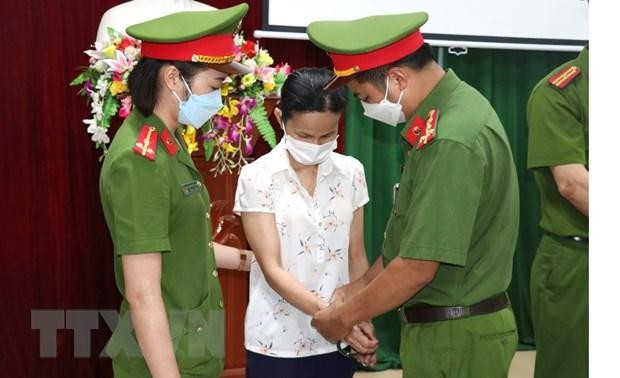 Cơ quan Cảnh sát Điều tra - Công an tỉnh Hà Giang thi hành lệnh khởi tố, lệnh khám xét, bắt tạm giam 4 tháng đối với bị can Phan Thị Nga, Trưởng khoa xét nghiệm CDC Hà Giang. (Ảnh: Minh Tâm/TTXVN).