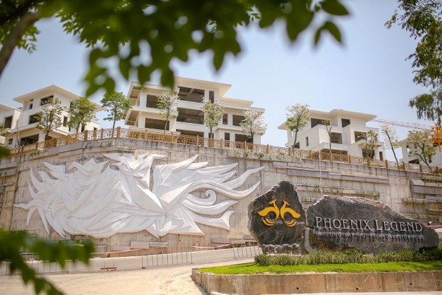 Bái Tử Long là căn dinh thự có sức hút đặc biệt khi sở hữu vị trí tầm cao, phía trên bức phù điêu Song Phượng cao 22 m lớn nhất Hạ Long (Ảnh: Phoenix Legend).