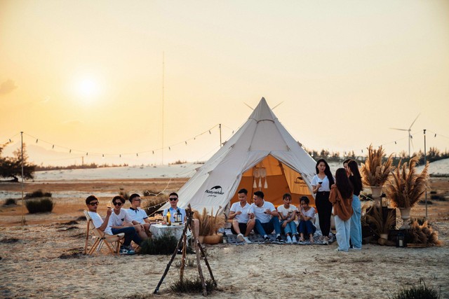 Cắm trại và ‘chill’ ngay dưới chân những trụ điện gió khổng lồ trên sa mạc.