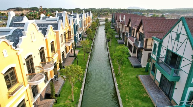 Novaland cùng với các thành viên trong hệ sinh thái NovaGroup nỗ lực hoàn thiện các đại đô thị, mang đến nhiều trải nghiệm mới mẻ cho du khách (Ảnh: Làng biệt thự cạnh kênh đào Lagoon thuộc phân kỳ The Tropicana tạo điểm nhấn cho Đô thị du lịch NovaWorld Ho Tram). Novaland cùng với các thành viên trong hệ sinh thái NovaGroup nỗ lực hoàn thiện các đại đô thị, mang đến nhiều trải nghiệm mới mẻ cho du khách (Ảnh: Làng biệt thự cạnh kênh đào Lagoon thuộc phân kỳ The Tropicana tạo điểm nhấn cho Đô thị du lịch NovaWorld Ho Tram).