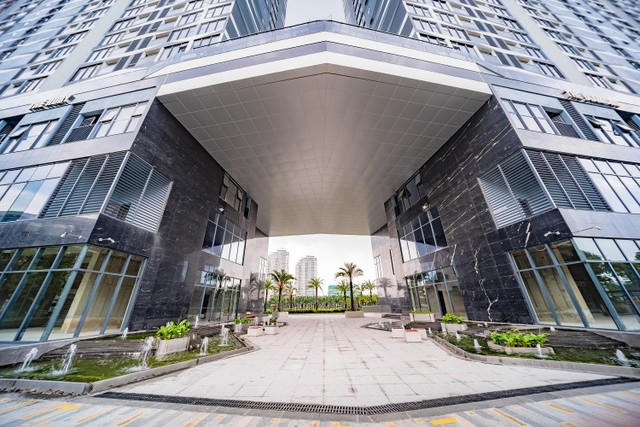 Sảnh giữa 2 tòa đã được vệ sinh sạch sẽ. Phía trên là bể bơi giữa tầng không sở hữu tầm view trọn vẹn công viên 14ha và nội khu xanh mướt.