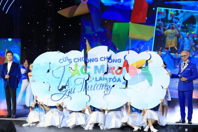 Các nghệ sĩ tham dự chương trình nhằm truyền thông điệp yêu thương đến trẻ tự kỷ. Các nghệ sĩ tham dự chương trình nhằm truyền thông điệp yêu thương đến trẻ tự kỷ.