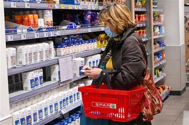 Khách hàng chọn mua đồ tại siêu thị ở Budapest, Hungary. (Ảnh: AFP/TTXVN).