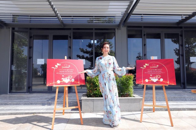 Hai trong ba căn nhà phố của Hoa Hậu Thu Hoài vừa nhận bàn giao. Hai trong ba căn nhà phố của Hoa Hậu Thu Hoài vừa nhận bàn giao.