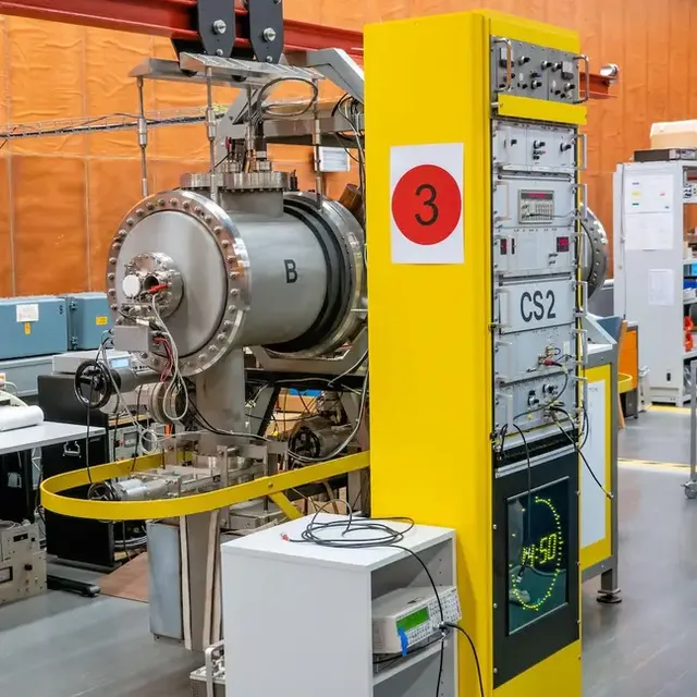 Đồng hồ nguyên tử được dùng để đo tốc độ quay của Trái đất.