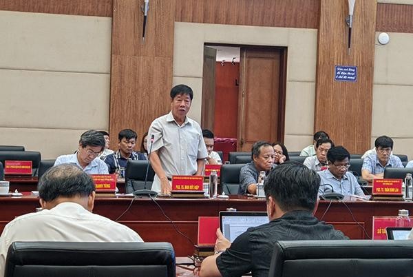 PGS. TS. Đan Đức Hiệp, nguyên Phó Chủ tịch Thường trực UBND thành phố Hải Phòng đóng góp ý kiến tại Hội thảo.