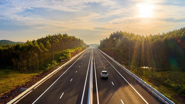 Cao tốc Vân Đồn – Móng Cái kết nối và thúc đẩy sự phát triển của các khu kinh tế trọng điểm trong tỉnh Quảng Ninh gồm: Thành phố Hạ Long, khu kinh tế ven biển Quảng Yên, khu kinh tế Vân Đồn và khu kinh tế cửa khẩu Móng Cái.