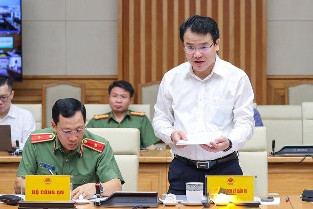 Thứ trưởng Bộ Kế hoạch và Đầu tư Trần Quốc Phương báo cáo tại Hội nghị.